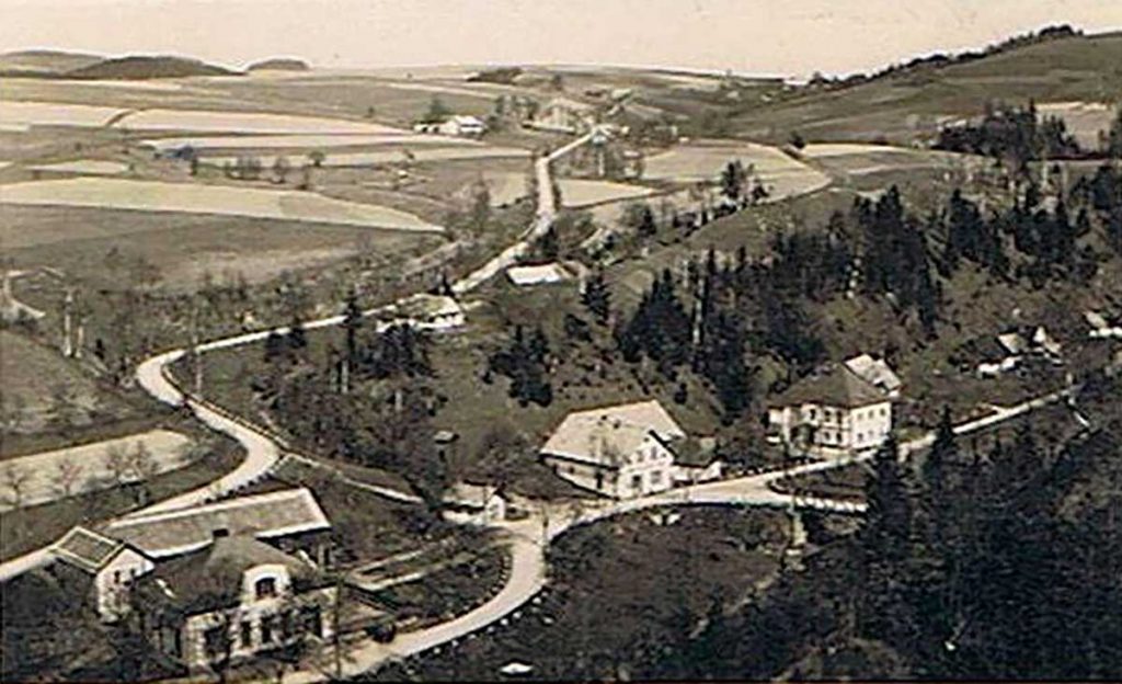 Obec Pastviny před vybudováním přehrady a zatopením části obce (1924)