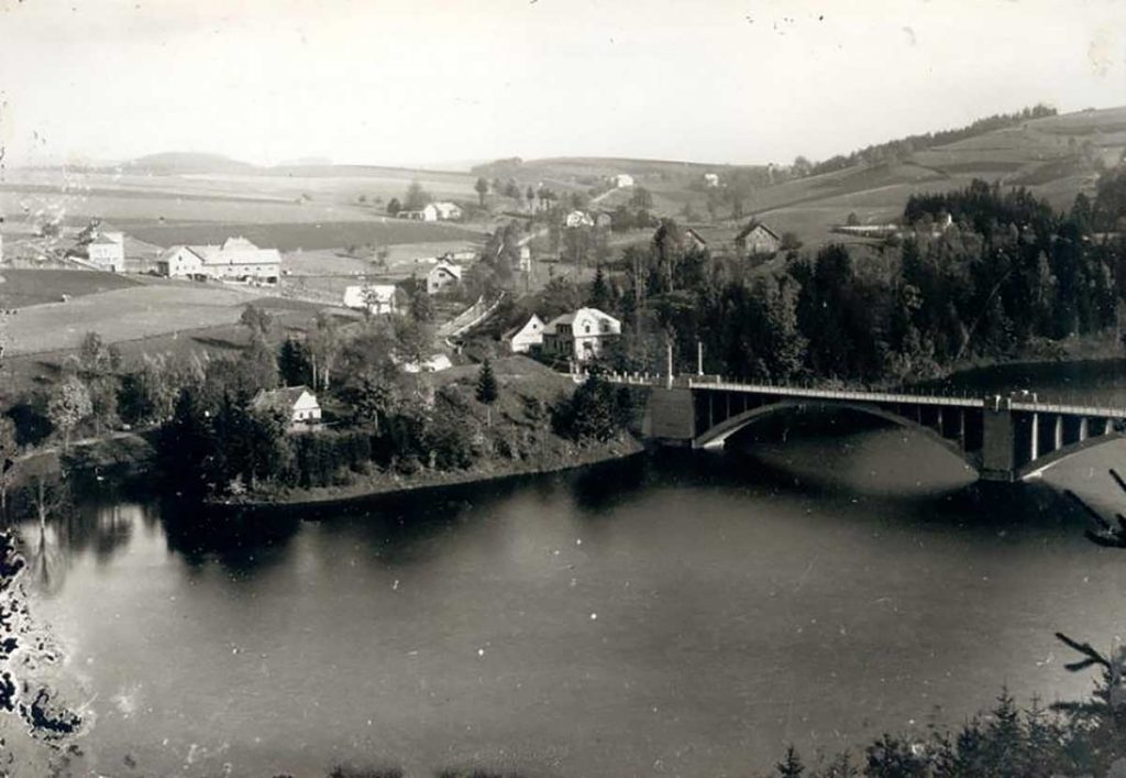 Obec Pastviny po vybudování přehrady. Přehrada byla vybudována v letech 1933-1938 (druhá pol. 20. stol.)