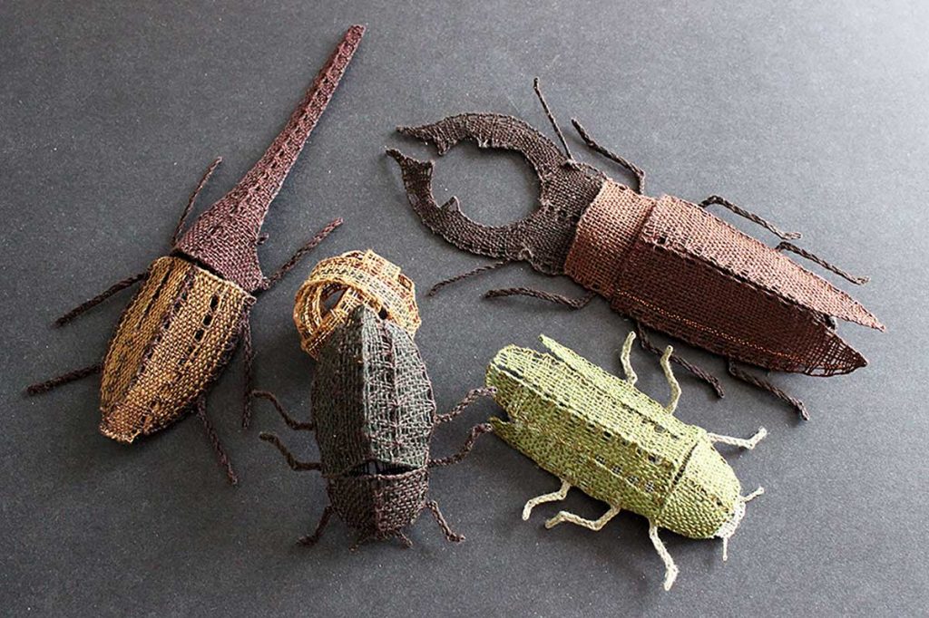 Brouci, len, 15x8x2 cm, paličkování, 2014