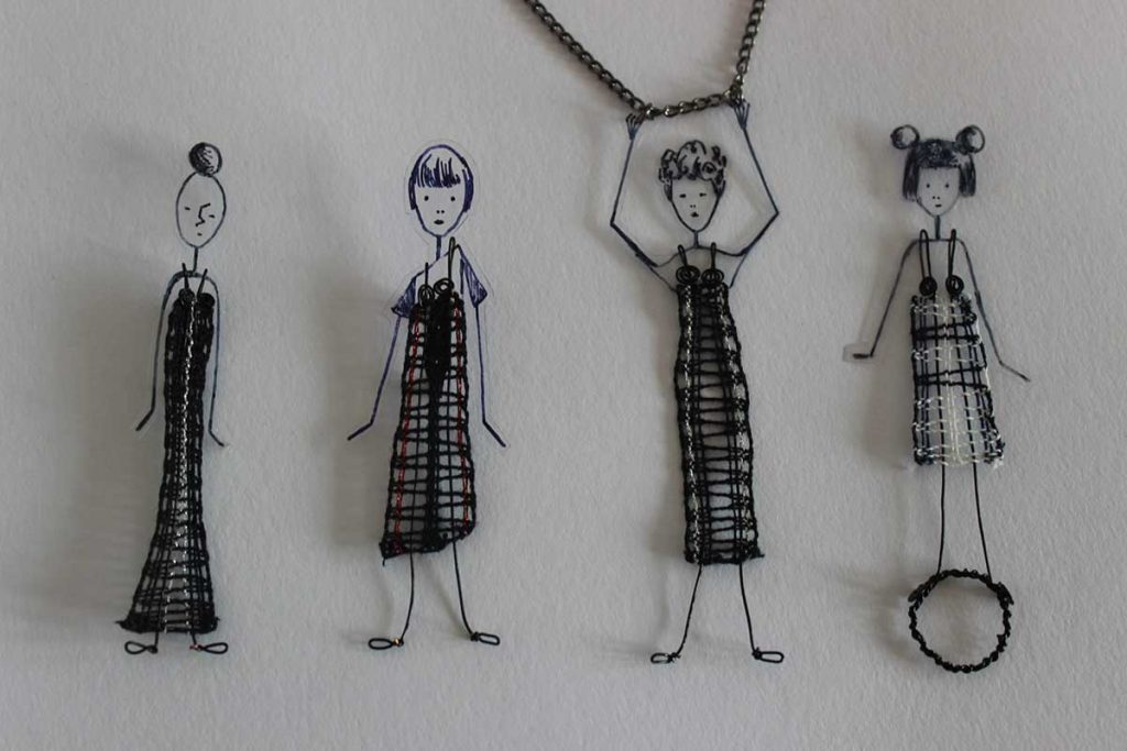 Kolekce šperků, len metalická příze, plastová folie, lakovaný drát, 15x 5 cm, paličkování, 2017