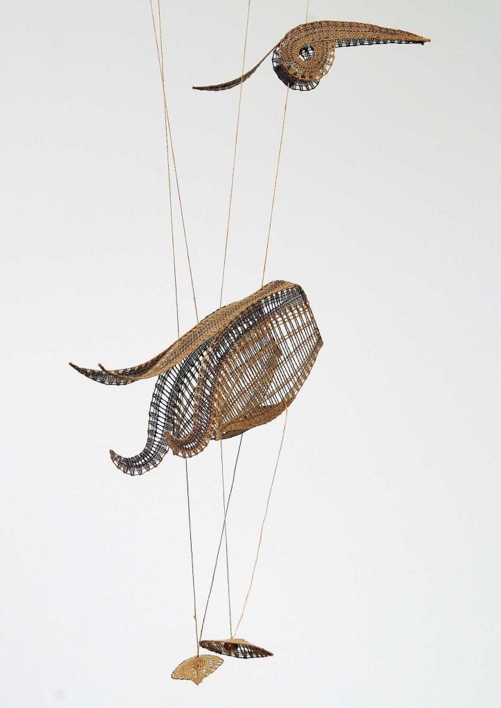 Loutka Malé ptáče, len, metalická příze, 30x 20x 100 cm, paličkování, 2016