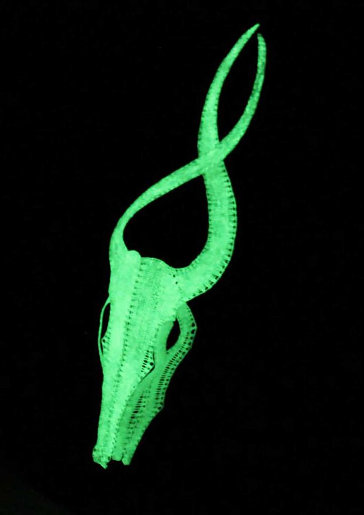 Aplikace do vlasů, len, fluerescenční barva, 9x 2x 2 cm, paličkování, 2013