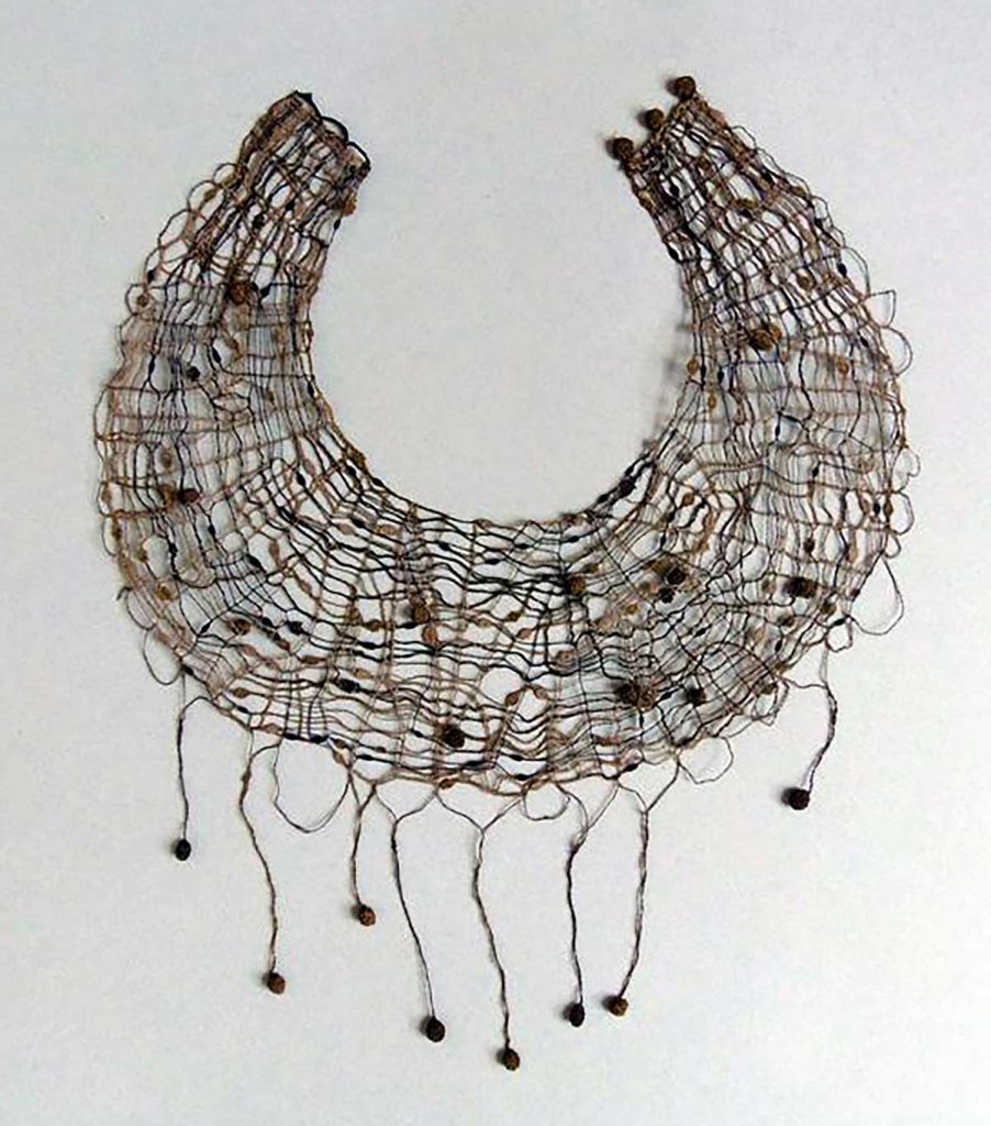 Náhrdelník (pro Světovou výstavu Expo 67 v Montrealu), režný len, černá příze a zlaté leonské předivo, paličkovaná krajka, 1967 (realizováno v Družstvu Vamberecká krajka Vamberk)