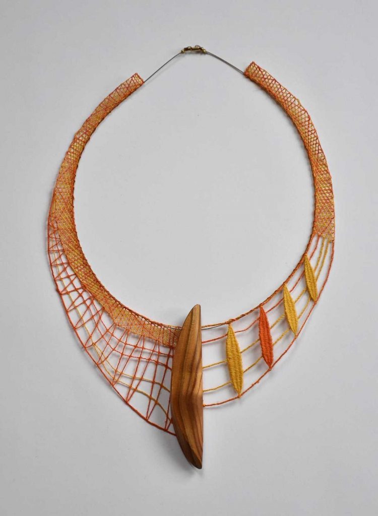 Náhrdelník Podzim, len a dřevo, paličkování, 2025