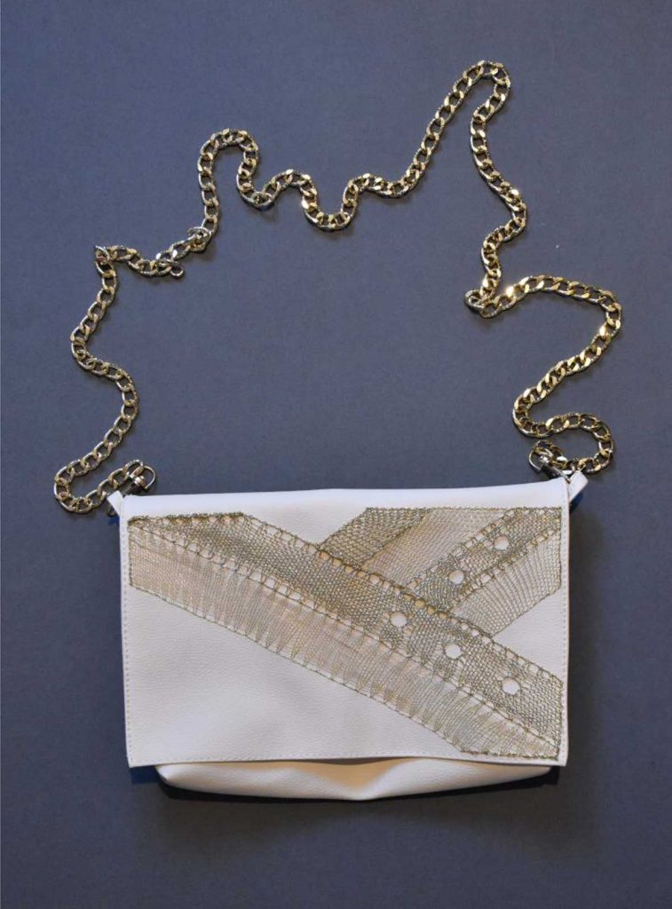 Psaníčko, zlatá příze, koženka a řetízek, paličkování, 2022