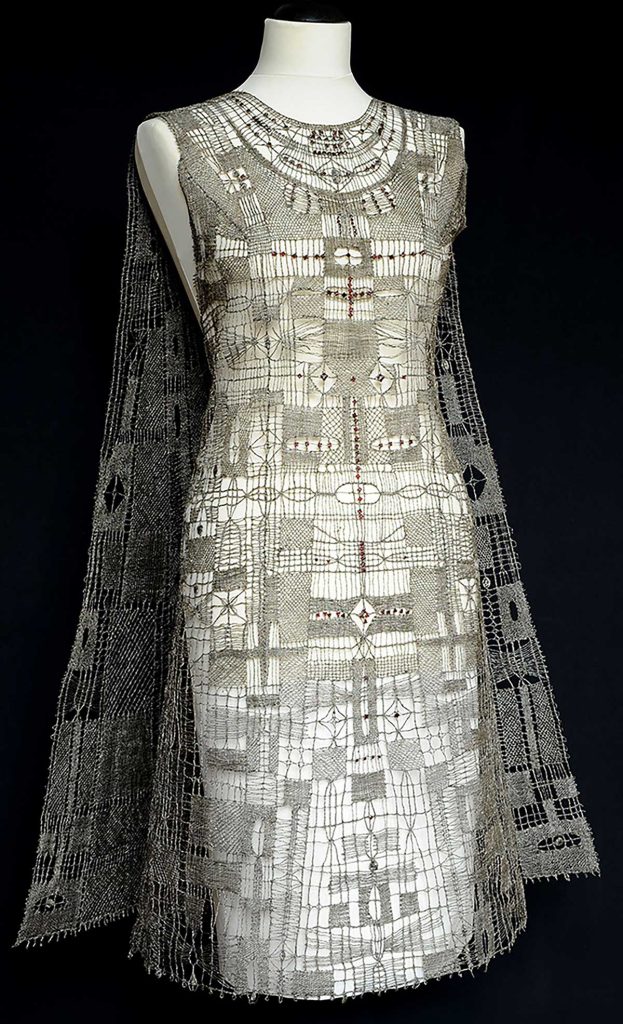 Stříbrné šaty s českými granáty a stříbrnou sponou pro Expo 67 v Montrealu, leonské předivo a dracoun, paličkovaná krajka, 196