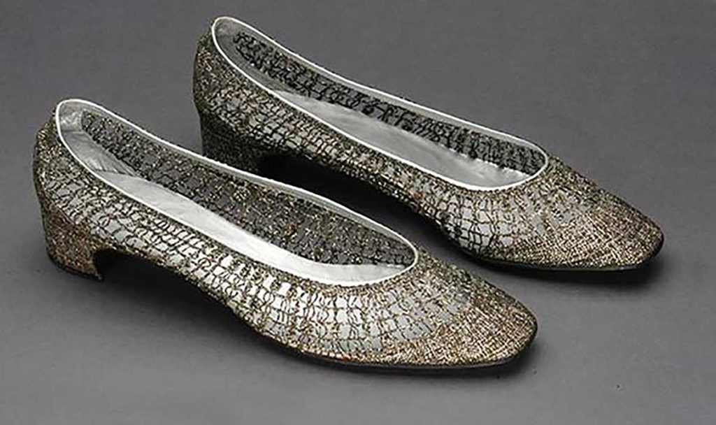 Střevíce pro Expo 67 v Montrealu, leonské předivo a dracoun, 26x8x3 cm, paličkovaná krajka, 1967