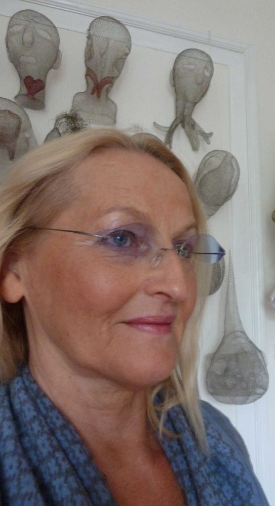 Blanka Šperková se svými pracemi z drátu, první čtvrtina 21. století