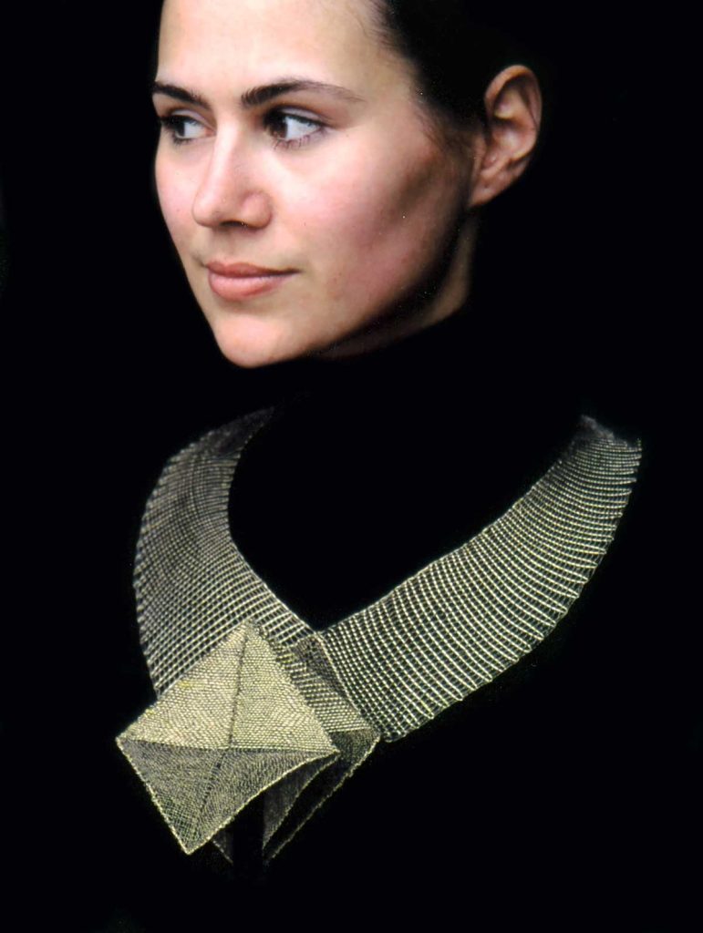 Náhrdelník II, leonské předivo a dracoun, paličkovaná krajka