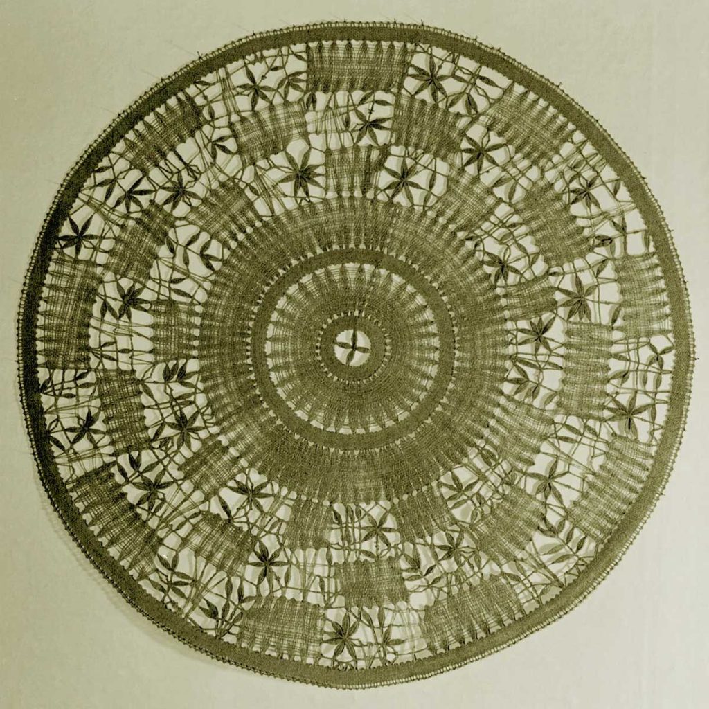 Kruhová pokrývka, len, průměr 75 cm, kolem roku 1945