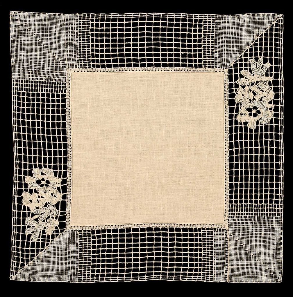 Pokrývka, průměr 16 cm, paličkovaná krajka, 1942