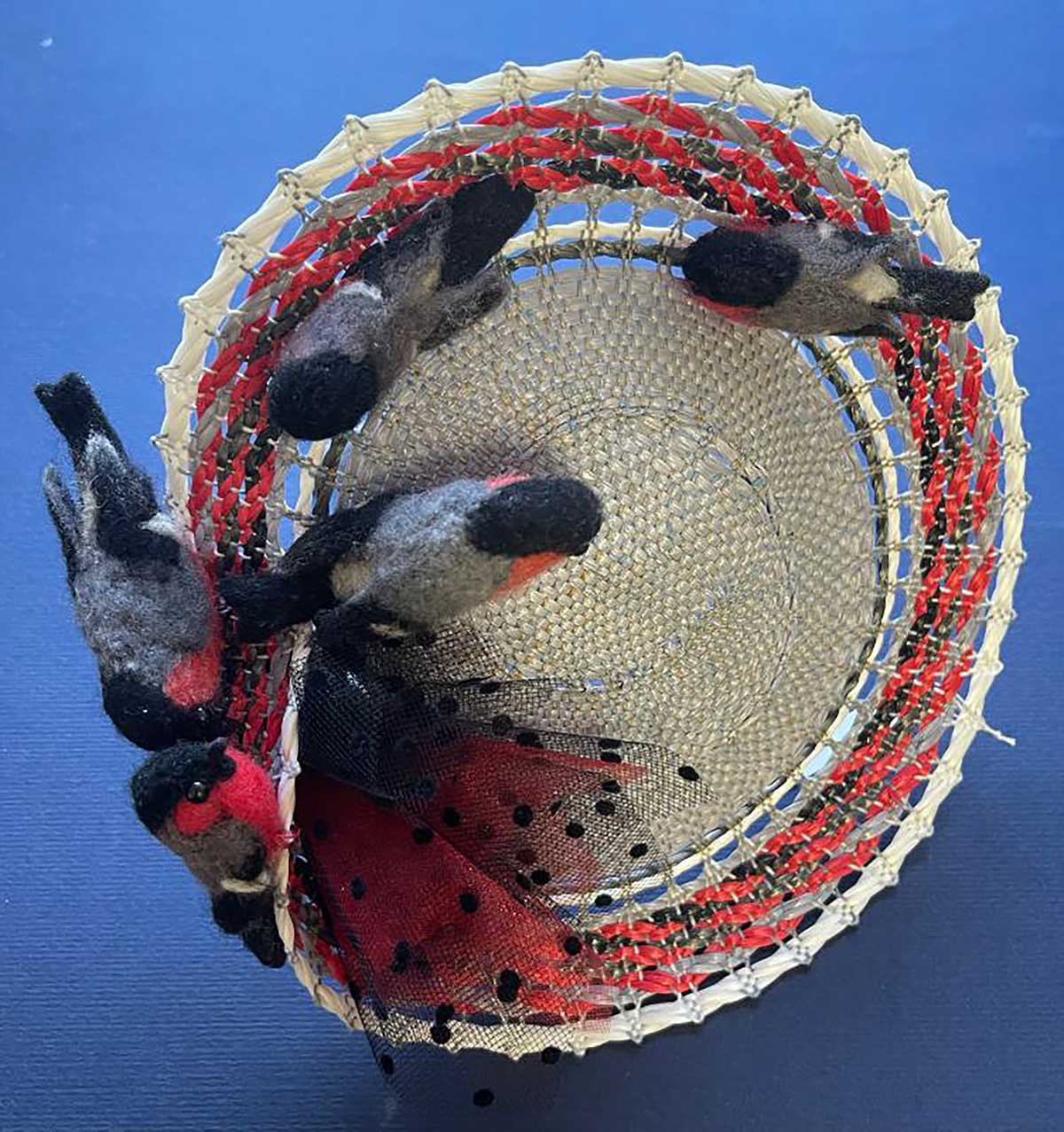 Klobouček – fascinátor, vlna, lýko, tyl, hedvábí a organza, paličkovaná krajka a plstění, 2023