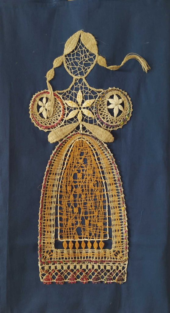 Zpívánky II, len, paličkovaná krajka, 2020