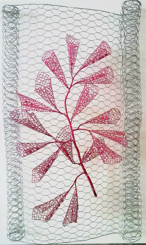 Rozkvetlý plot růžový, drát a plátno, 40×60 cm, paličkovaná krajka, 2019