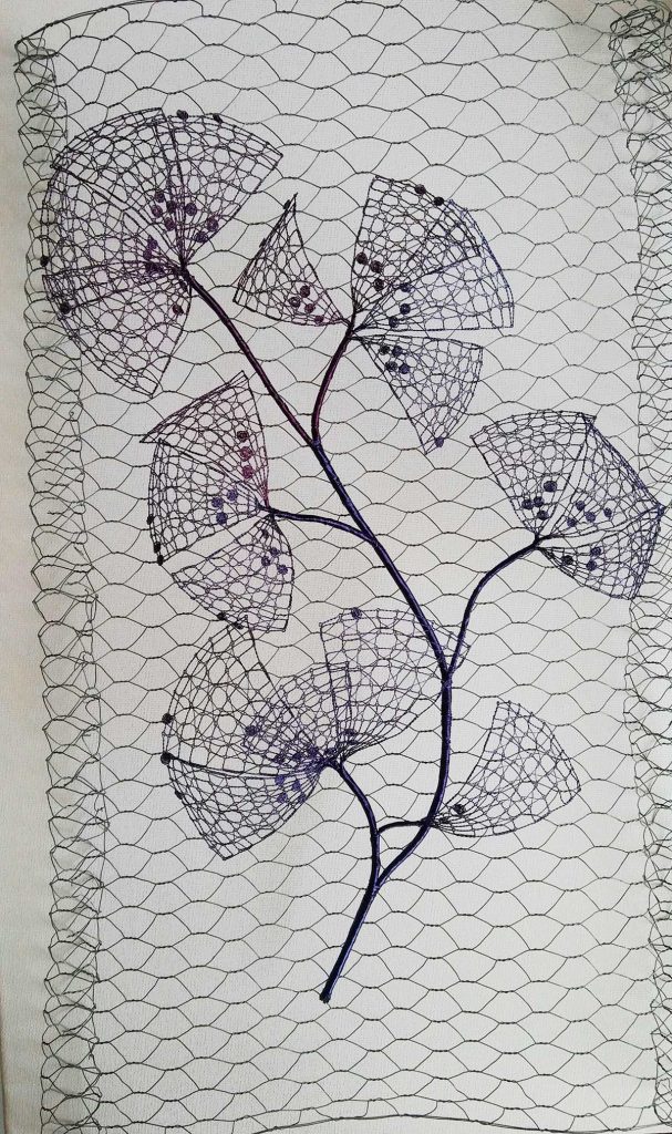 Rozkvetlý plot fialový, drát a plátno, 40×60 cm, paličkovaná krajka, 2019