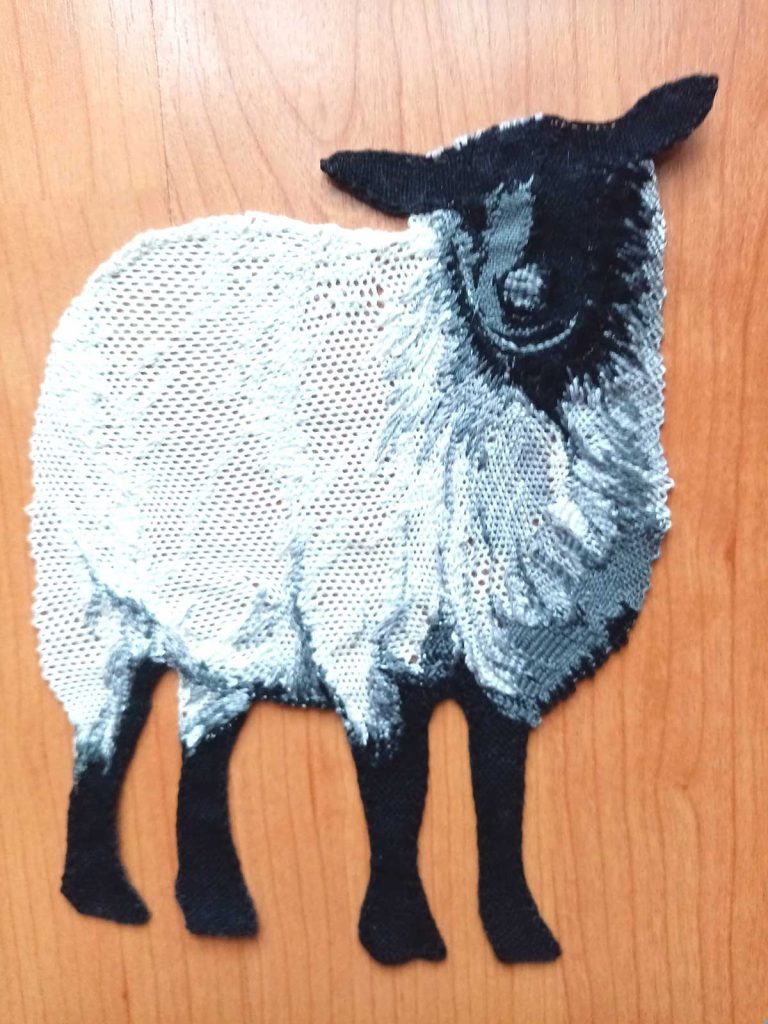 Ovečka, 9×13,5 cm, paličkovaná krajka a výšivka, 2021