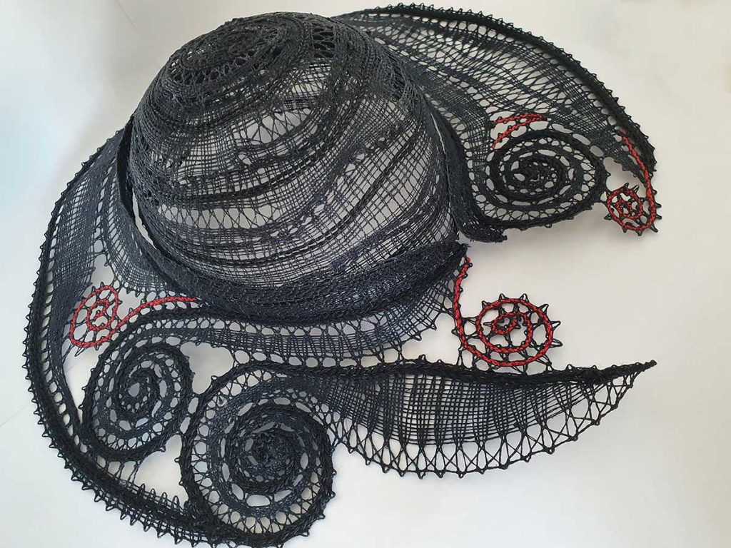 Černý klobouk (různé variace použití), metaloplastická nit, průměr 40 cm, paličkovaná krajka, 2021