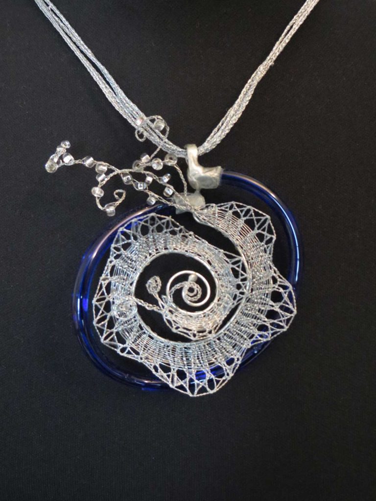 Krajkový šperk se sklem, barevné sklo, postříbřený drát, příze Rexona, průměr cca 8-9 cm, paličkovaná krajka, 2022