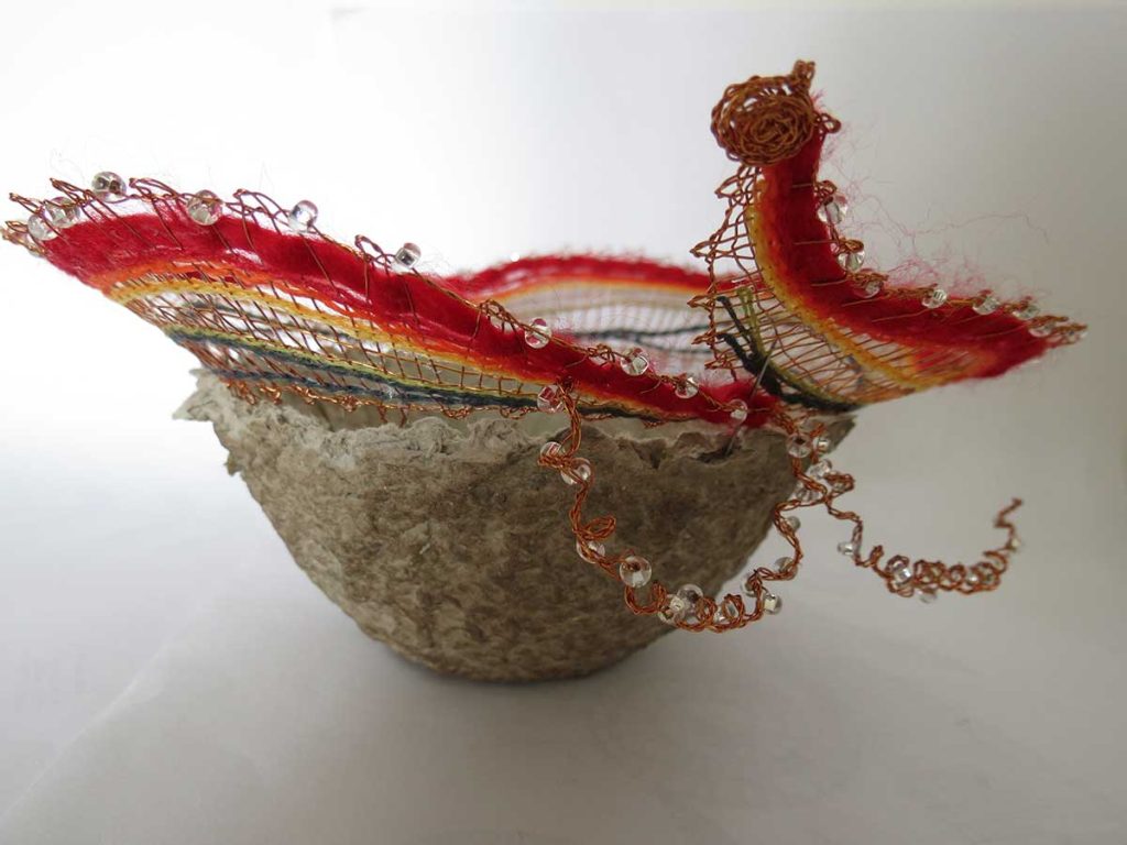 Miska z ručního papíru s aplikovanou krajkou, ruční papír, lněná příze, měděný drát, průměr misky 22 cm, hloubka 9 cm, paličkovaná krajka, 2024