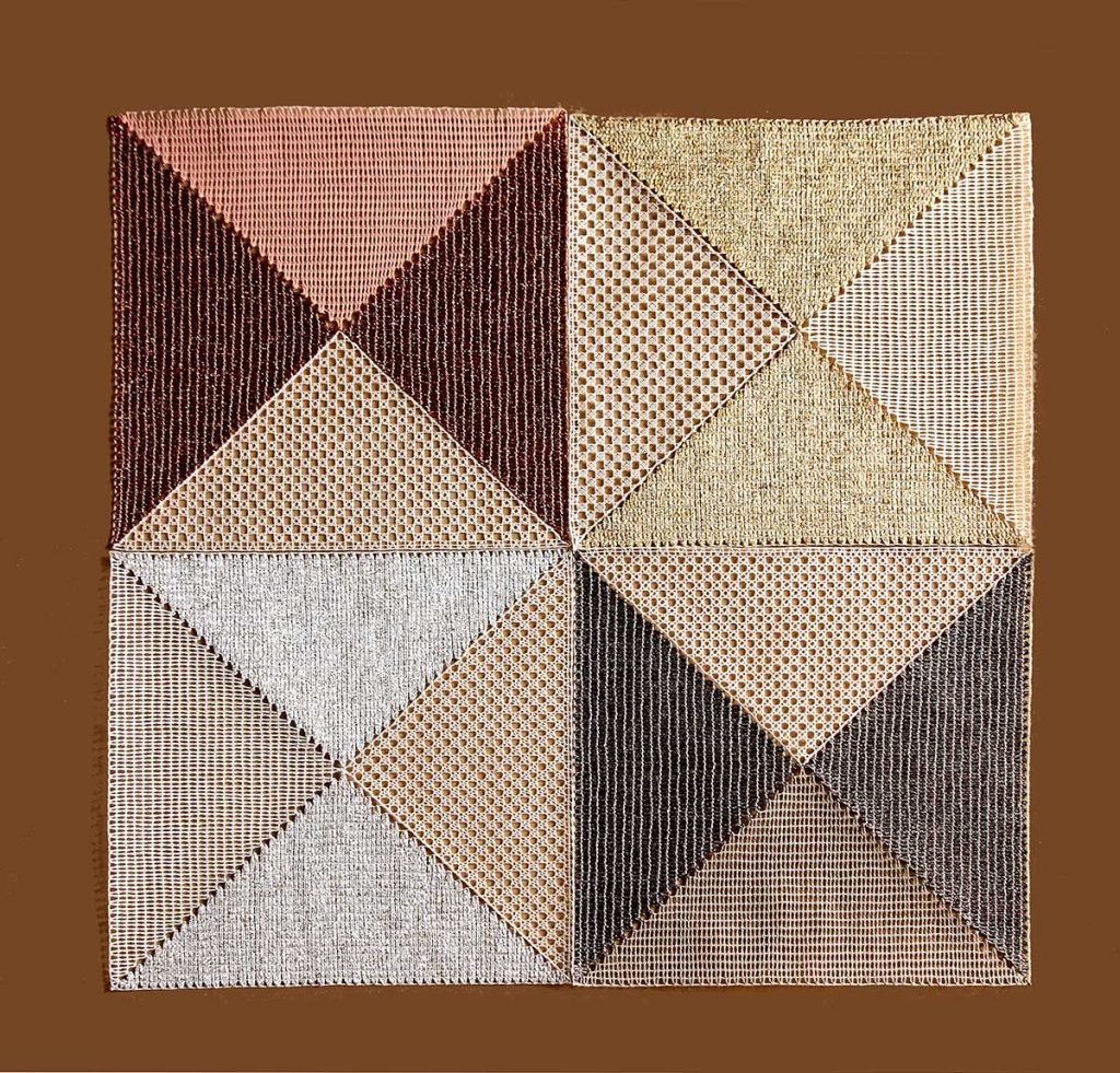 Variace na patchwork, bavlna a metalická příze, paličkovaná krajka, 2010