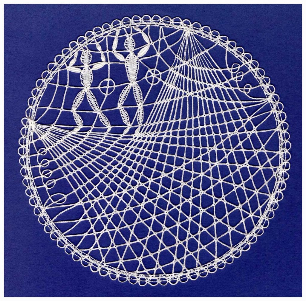 Pokrývka (podle návrhu E. Paličkové), bavlna, průměr 14 cm, 2020