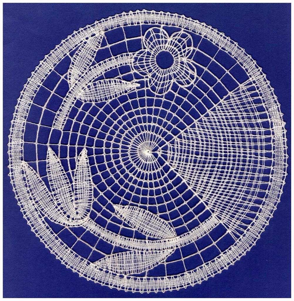 Pokrývka (podle návrhu E. Paličkové), bavlna, průměr 20 cm, 2020