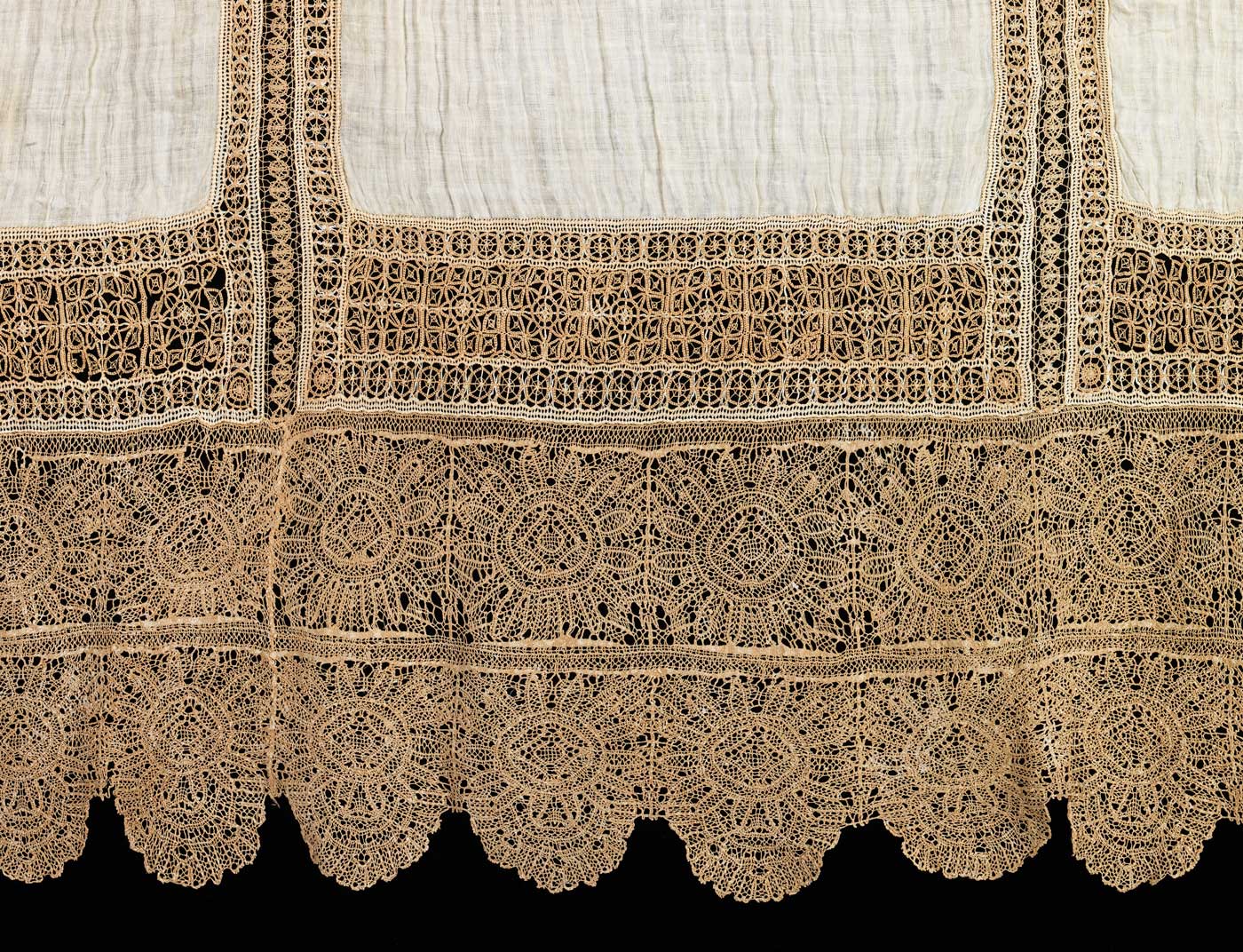 Kněžská krajková alba – krajka, dekorativní vzor, historie