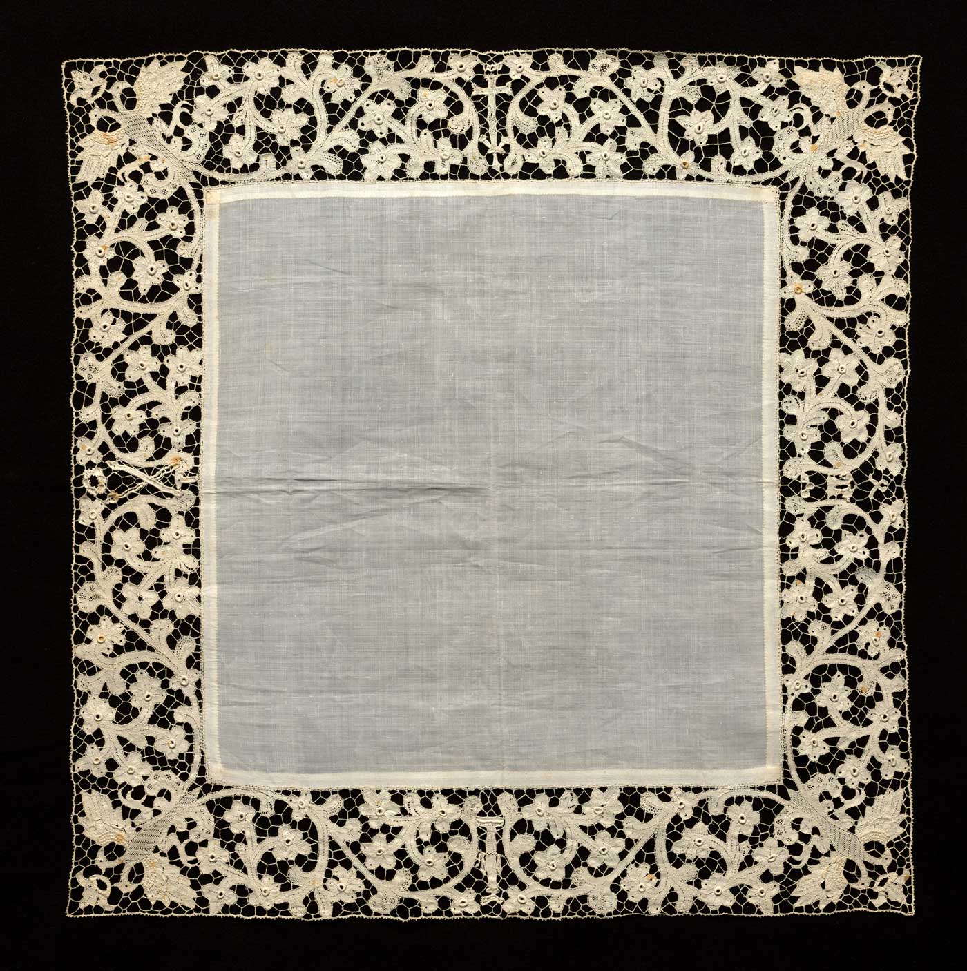 Krajkový korporál Kristovy armády – historická krajka pro sakrální účely