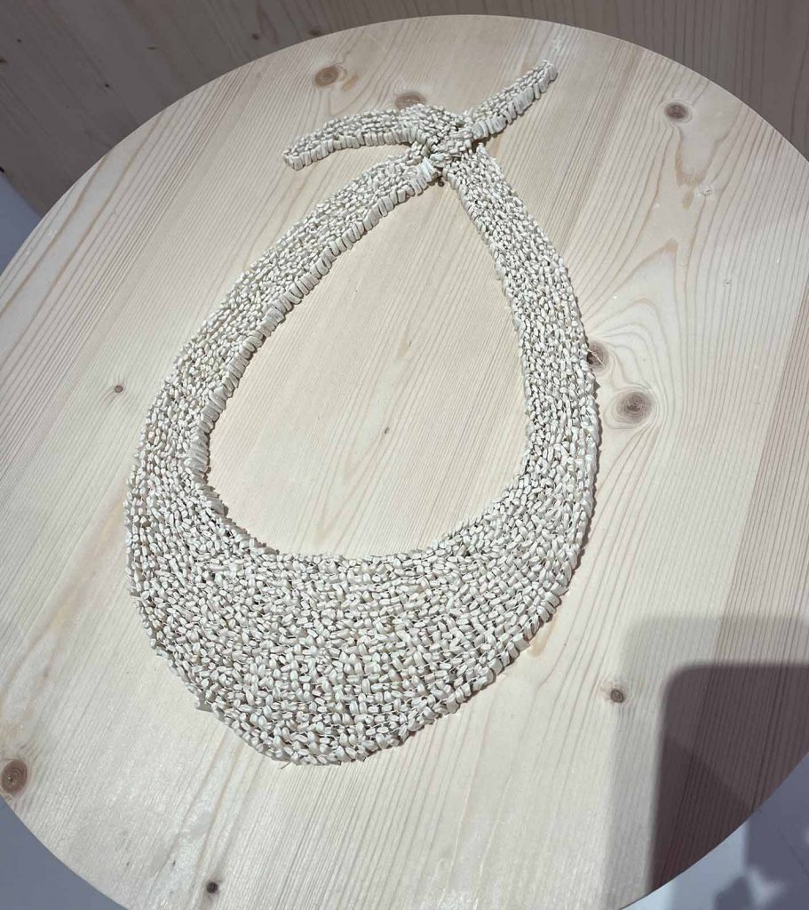 Instalace na kruhové dřevěné desce