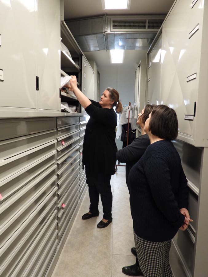 Etnografický ústav Moravského zemského muzea v Brně – pracovnice seznamuje návštěvu z UHK s exponáty v archivu muzea