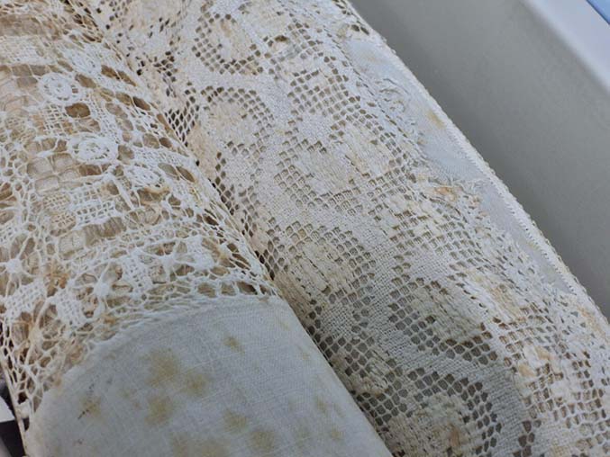 Etnografický ústav Moravského zemského muzea v Brně – detail rolí historických paličkovaných krajek