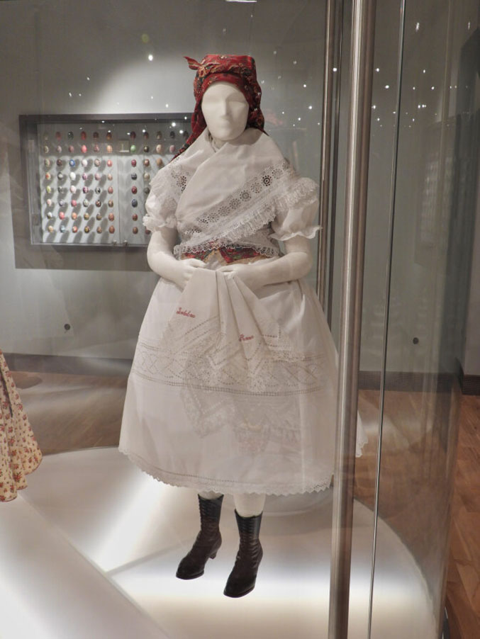 Etnografický ústav Moravského zemského muzea v Brně – selský krajkový oděv ve vitríně muzea