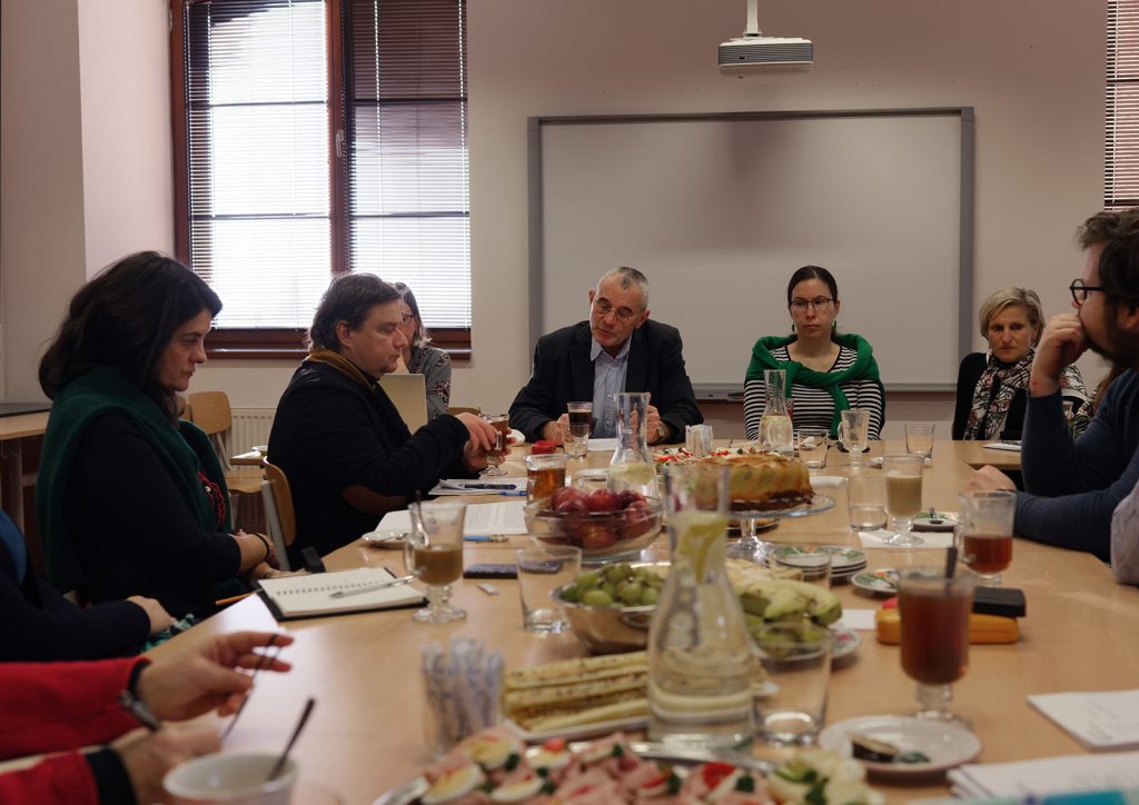 Schůze řešitelského týmu projektu Vlákna paměti na KVKTT UHK v Hradci Králové (zleva doprava: Mgr. Lucie Tikalová, Ph.D., PhDr. Vlastimil Havlík, Ph.D., Ing. Eliška Drabinová, Ph.D., Ing. Markéta Škrdlantová, Ing. Jan Krejčí)