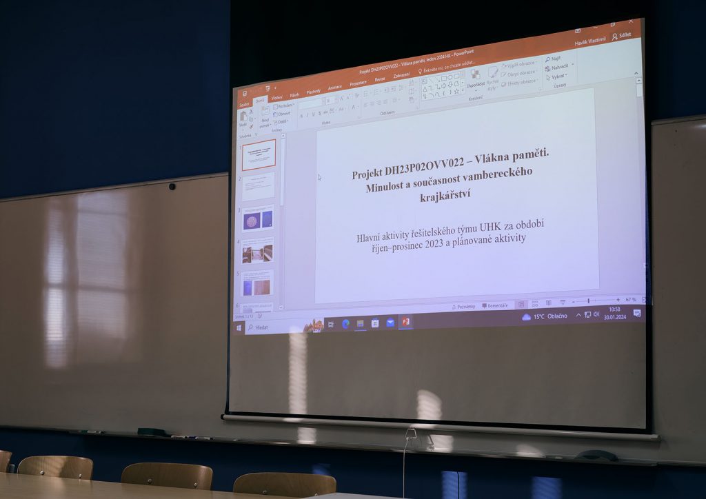 Schůze řešitelského týmu projektu Vlákna paměti na KVKTT UHK v Hradci Králové (PPT prezentace doktora Havlíka)