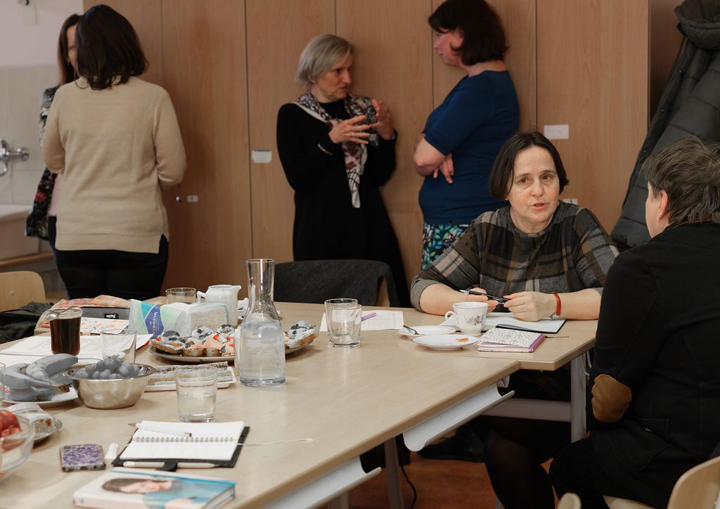 Schůze řešitelského týmu projektu Vlákna paměti na KVKTT UHK v Hradci Králové (v popředí vpravo proděkanka doc. Mgr. art. Zuzana Hromadová)