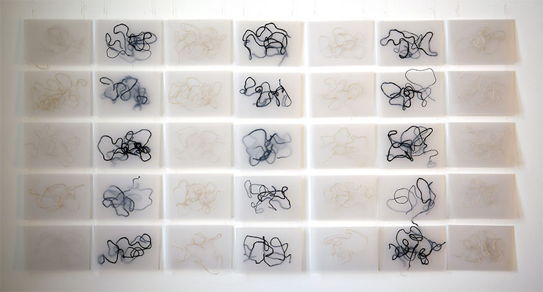 Eva Damborská – Meandry (detail), umělá hmota, vlna a drát, 2023