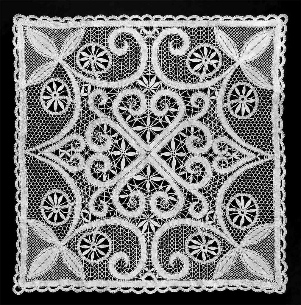 Čtvercová krajka vytvořená stříhanou technikou