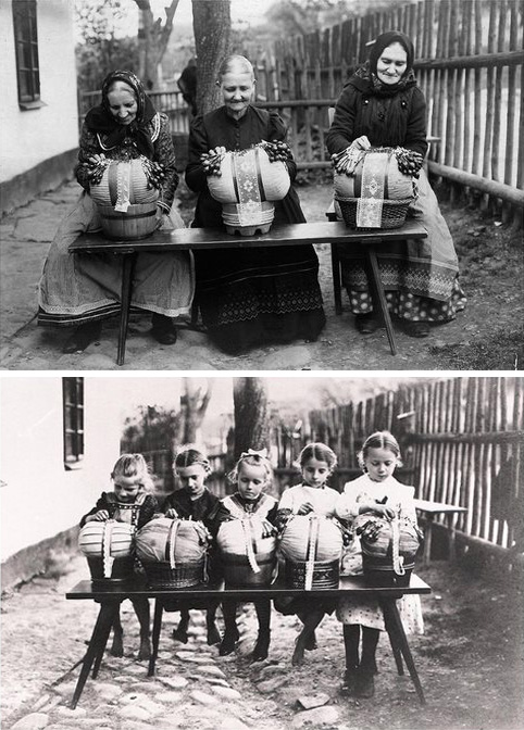 Dvě historické fotografie venkovských krajkářek, nahoře tři starší dámy, dole pět děvčat.