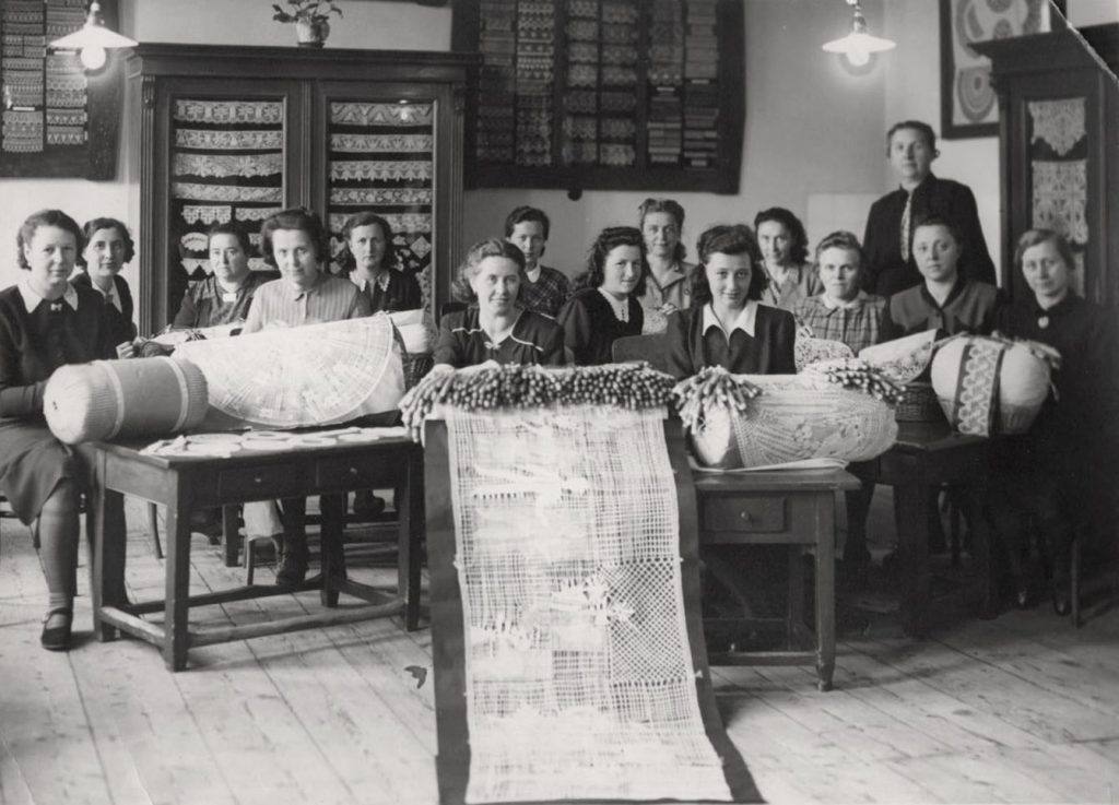 Fotografie krajkářek vamberské krajkářské školy z roku 1947–48