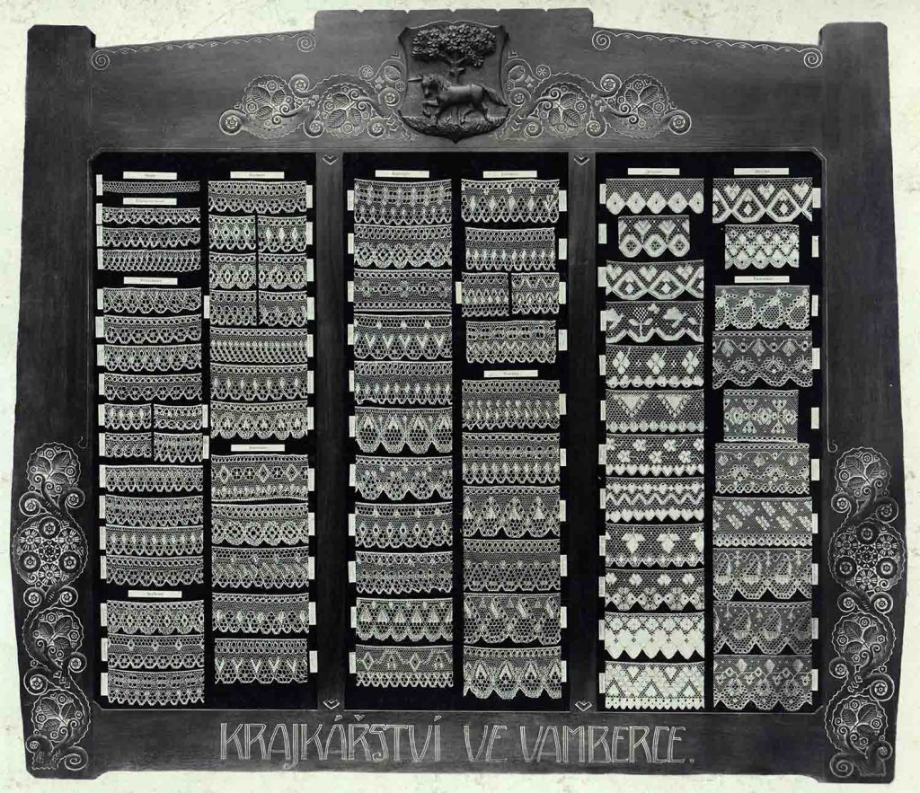 Vzorník vamberských krajek v ozdobné nástěnné skříňce