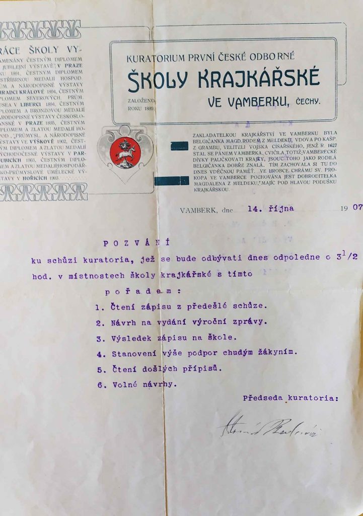 Historický dokument z roku 1907. Kuratorium první české odborné školy krajkářské ve Vamberku v něm zve na svou schůzi.
