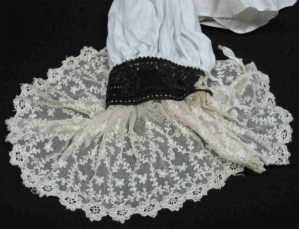 Ženské rukávce k hanáckému kroji. Strojová krajka doplněna tamburováním. Polovina 19. stol. Moravské zemské muzeum, inv. č. 13521