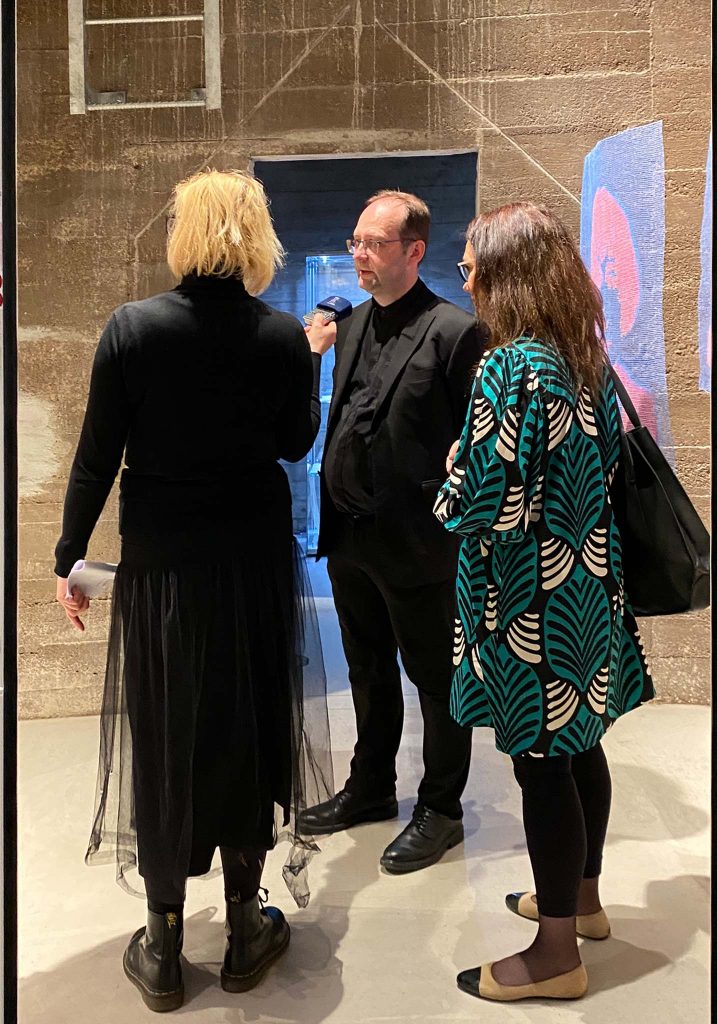 R. Martínek poskytuje rozhovor Českému Rozhlasu na výstavě Figura / v krajce / v konfrontaci v Pardubicích