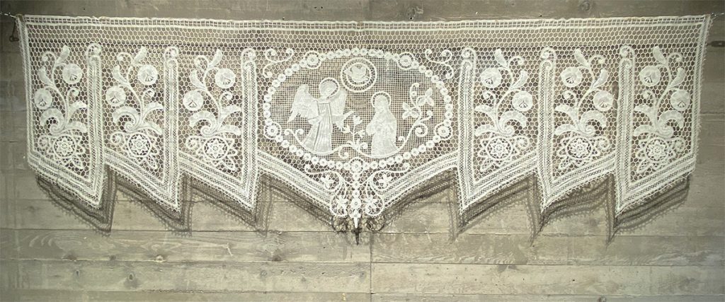 Krajka s církevní tématikou ze sbírky R. Martínka na výstavě Figura / v krajce / v konfrontaci