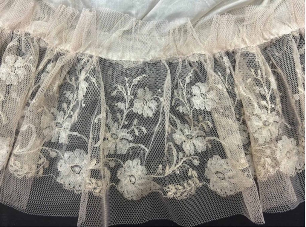 Čepec – přichycený tyl před restaurováním