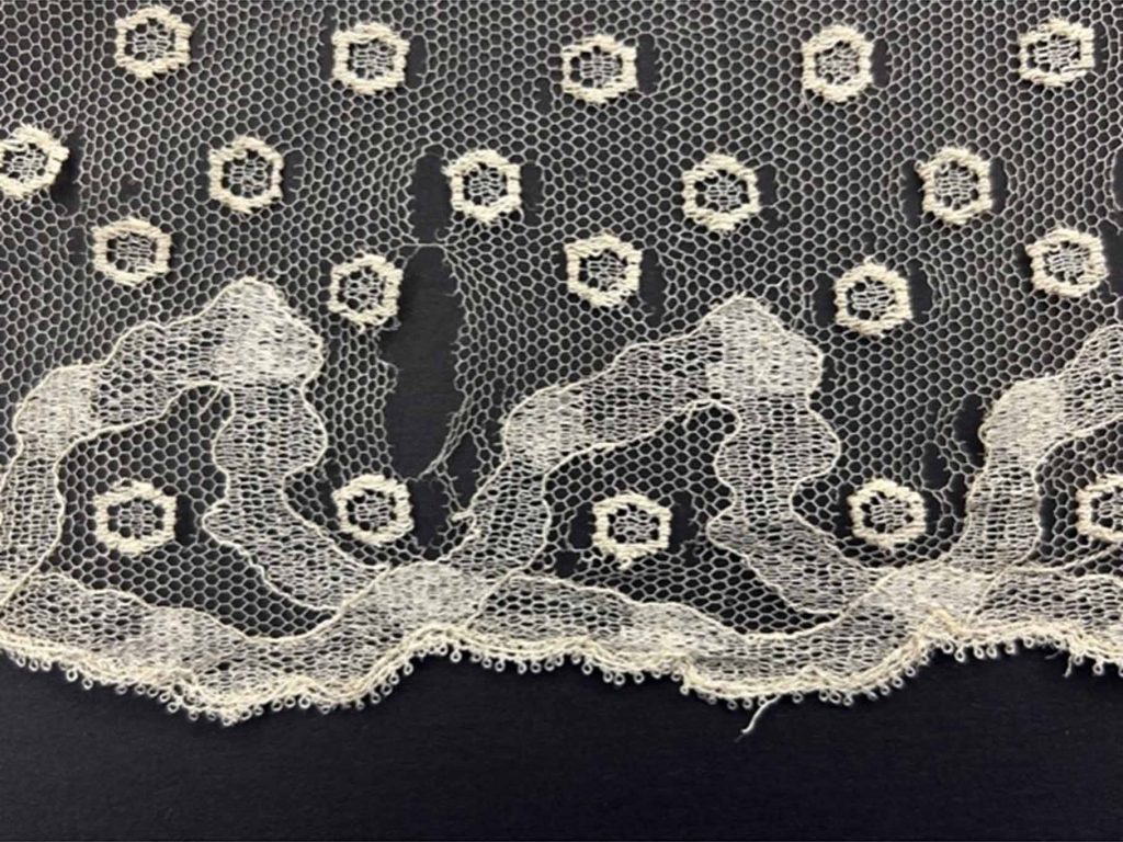 Čepec – menší trhliny před doplněním šité krajky