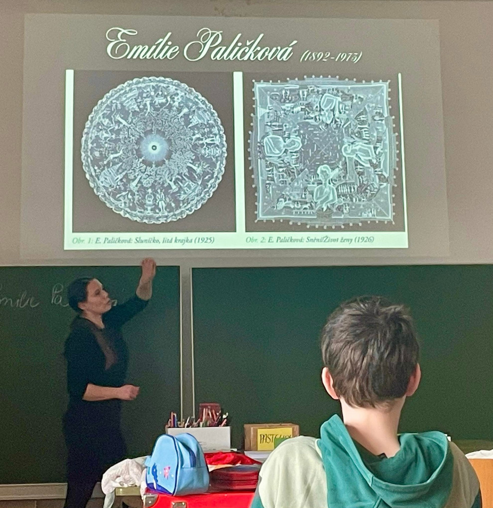 Výuka studentek dr. Tikalové na gymnáziu ve Vídni