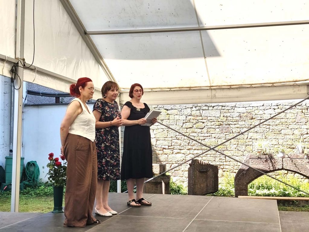 Paní děkanka UHK Nela Mlsová, proděkanka Jana Kostincová a realizátorka výstavy Martina Rejzlová zahajují Krajku v církvi