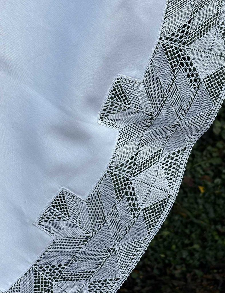 Detail ubrusu s lemem