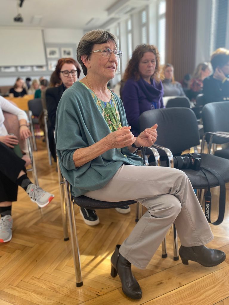 Kulatý stůl na Univerzitě v Mariboru – hovoří profesorka Jelka Geršak